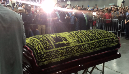 محمد علي كلاي شيِّع إلى مدينة لويس فيل في "جنازة مسلمة" ومئات الآلاف ودَّعوه