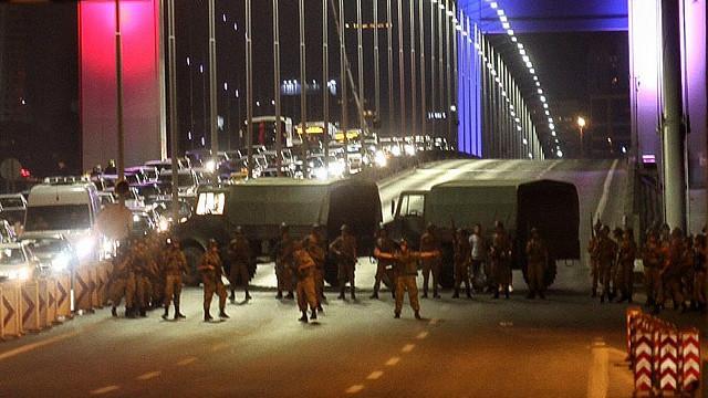 تركيا : فشل الإنقلاب العسكري وأردوغان يعبئ أنصاره في اسطمبول