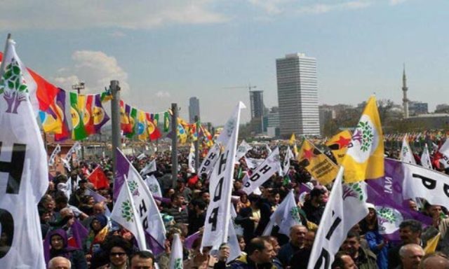 عشية الإستفتاء : تركيا باتت منقسمة بين مؤيدي ومعارضي الرئيس “الإخواني” أردوغان