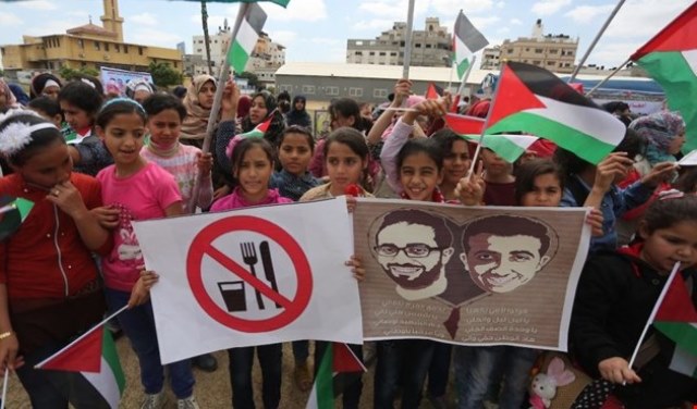 اليوم الـ 18 لإضراب الأسرى الفلسطينيين : الإحتلال يسمح بزيارة المحامين وتحركات عربية