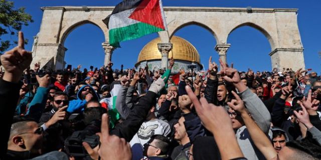 فلسطين المحتلة : في أول "جمعة غضب" مسيرات وشهداء وجرحى لإسقاط قرار ترامب