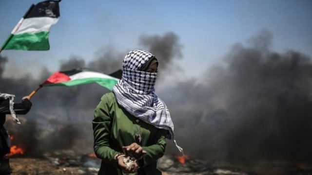 فدائيات غزة يتقدمن صفوف "مسيرات العودة" إلى فلسطين 