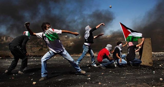 فلسطين المحتلة : الفدائيين في “الضفة الغربية” يضربون الصهاينة بكل “الأسلحة”