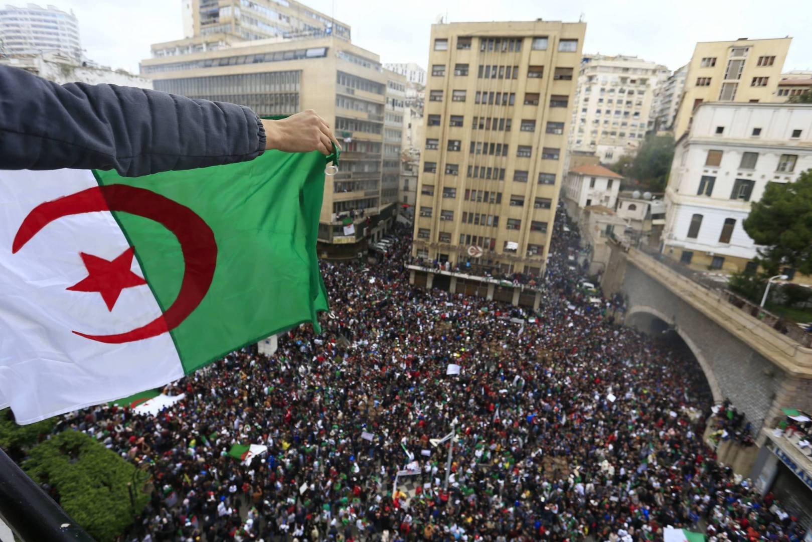 محند بيري : في الجزائر مطالب الشعب تلتقي ومطالب الجيش