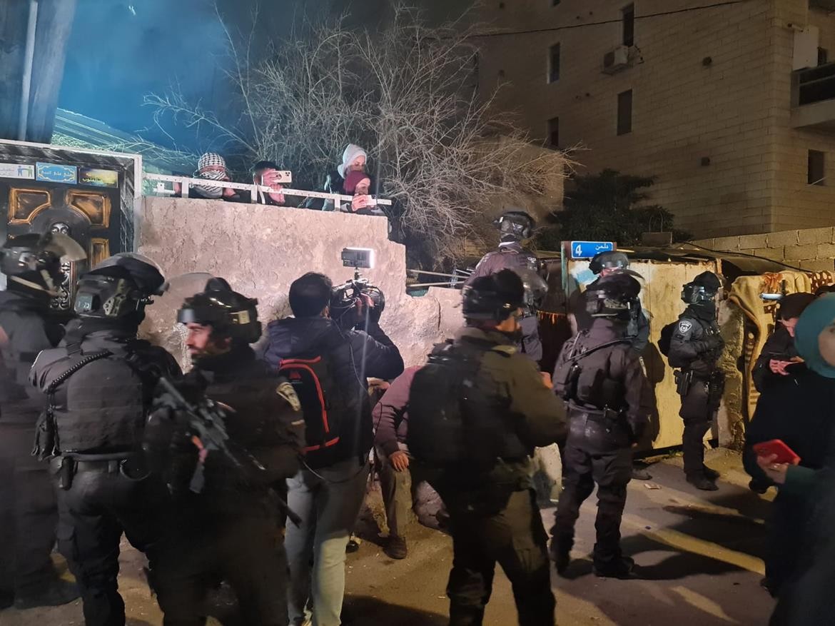 فلسطين المحتلة : اعتقال 23 فلسطينياً في القدس والضفة المحتلّتَين وإصابات بين المواطنين في حي الشيخ جراح
