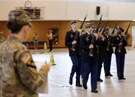 الولايات المتحدة تلزم تلامذة المدارس الثانوية بالتدريب العسكري